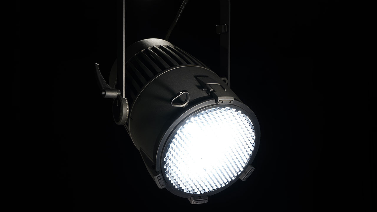 ROXX E.SHOW MAXX TW+ (black)
800w RGBALC LED, TLCI 99, CRI 97
BLE, CRMX, IP65, 100-260v
*does not include omega bracket or lens